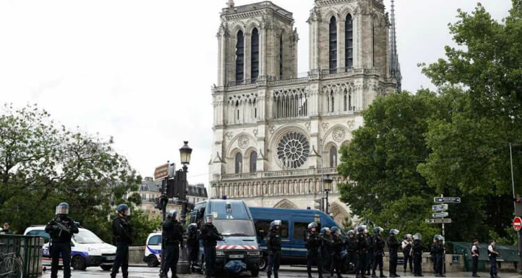 Un centenar de jubilados de Guadalajara, encerrados en Nôtre Dame de París por el ataque sufrido por un agente