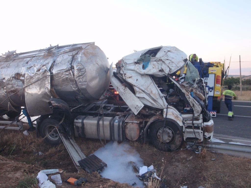 Un muerto y un herido en el accidente de un camión de suero lácteo en Saelices