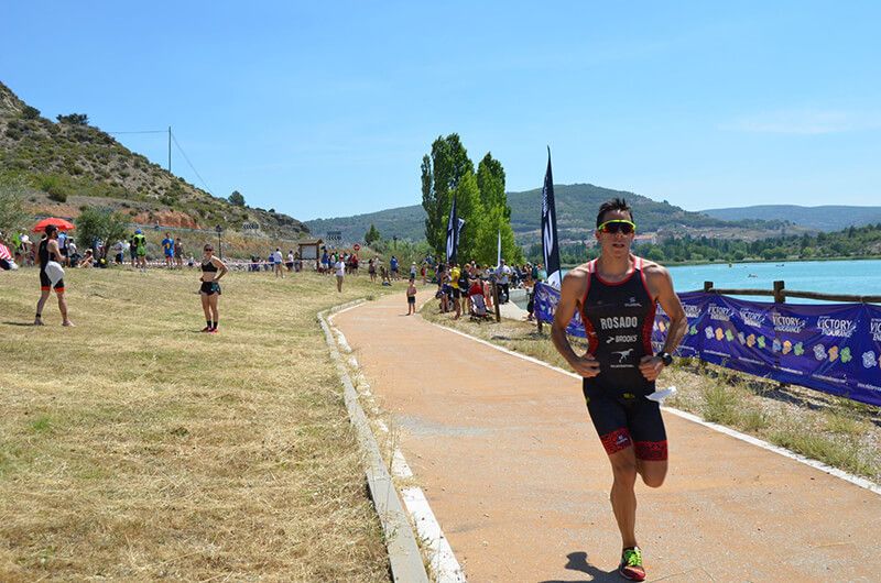 Un “monstruoso” Javier Rosado vuelve a imponerse en el II Acuatlón 'Dani Molina' celebrado en Pareja