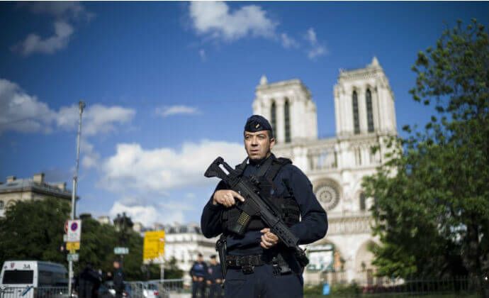 Ya están en casa los jubilados de Guadalajara encerrados en Nôtre Dame tras el ataque a un policía impactados y a salvo