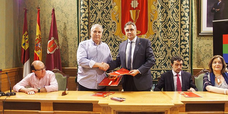 El Ayuntamiento y la Agrupación Provincial de Hostelería firman un convenio de 15.000 euros para la promoción turística de Cuenca