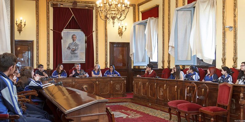 Alumnos de 4º de la ESO del Colegio Sagrado Corazón presentan en el Ayuntamiento de Guadalajara su proyecto de presupuestos participativos 2 Alumnos de 4º de la ESO del Colegio Sagrado Corazón presentan en el Ayuntamiento de Guadalajara su proyecto de presupuestos participativos