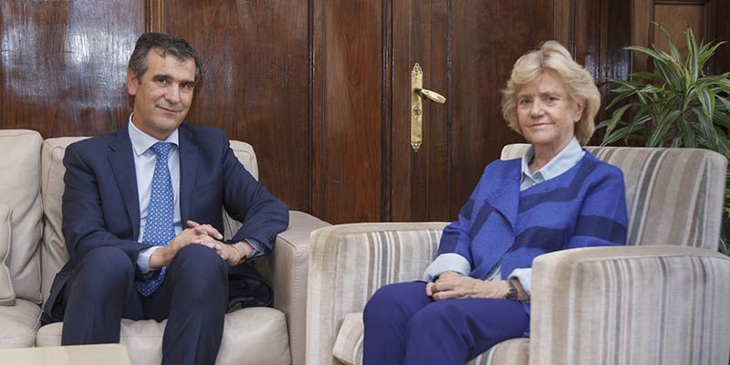 La defensora del pueblo visita el Ayuntamiento de Guadalajara