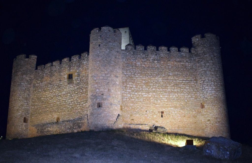 Latre inaugura la iluminación exterior del Castillo de Embid