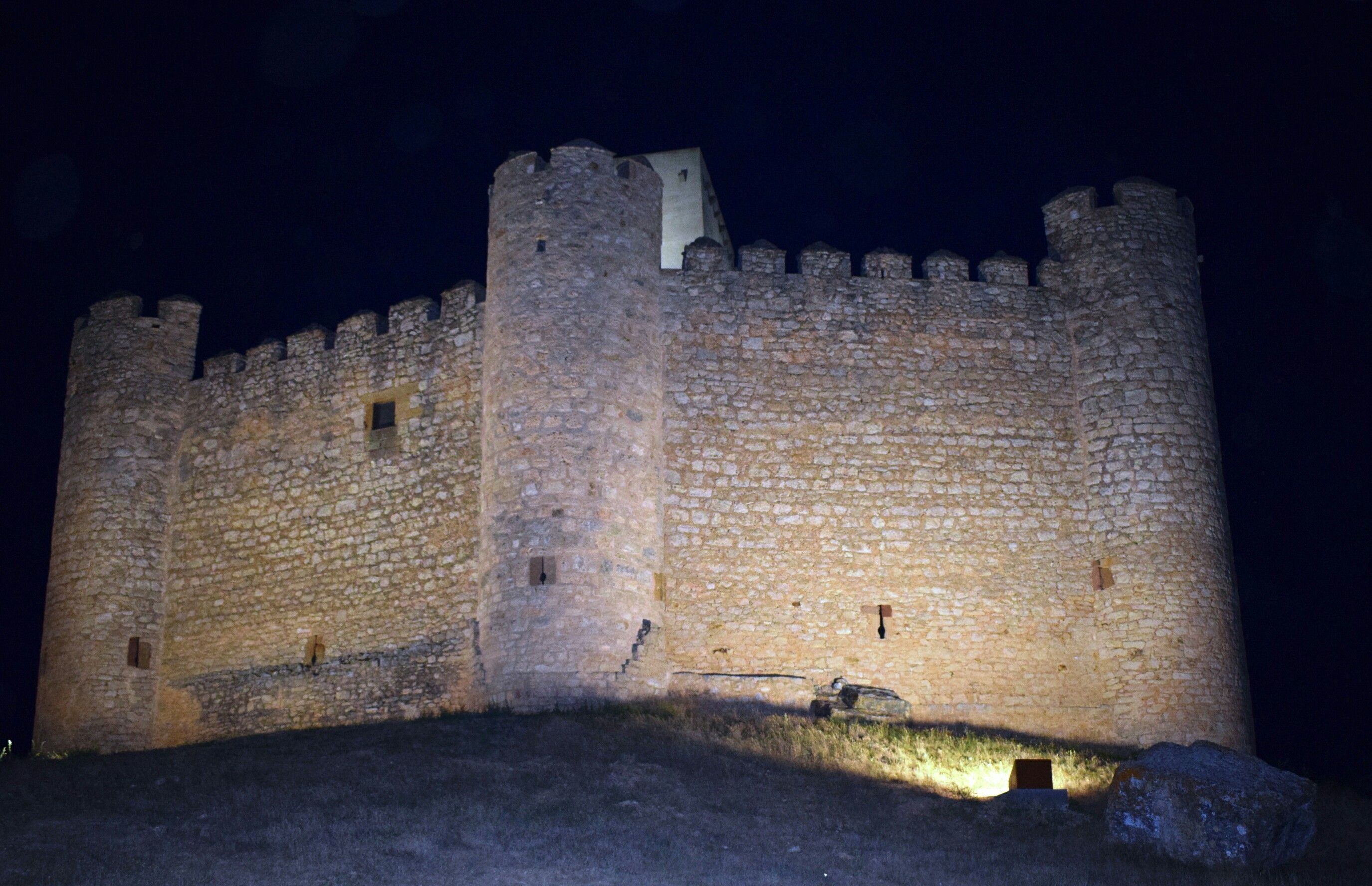 Latre inaugura la iluminación exterior del Castillo de Embid