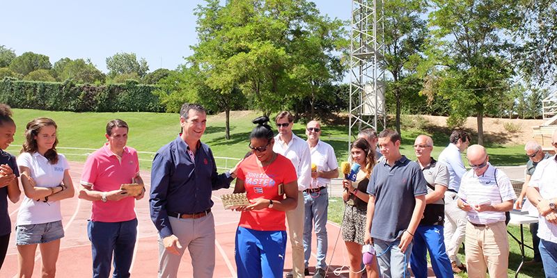 Antonio Román y el presidente de la RFEA saludan en la Fuente de la Niña a los atletas que preparan el Mundial de Londres