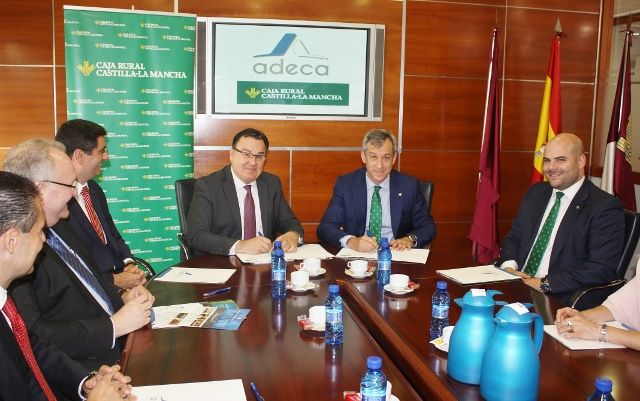 Caja Rural CLM habilita 10 millones de euros a los empresarios de Campollano para financiar su actividad