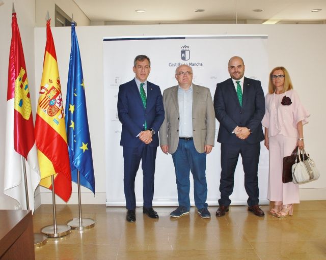 Caja Rural CLM traslada al delegado de la JCCM en Albacete su compromiso con el desarrollo de la provincia (640x511)