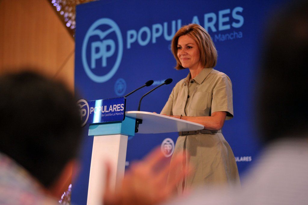 Cospedal lamenta que algunos, en referencia a Page, con tal de mantener el sillón, vendan hasta sus propios principios