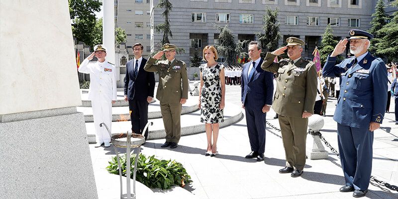 Cospedal recuerda que “las FAS están donde haya que proteger los valores de la democracia y la Constitución”
