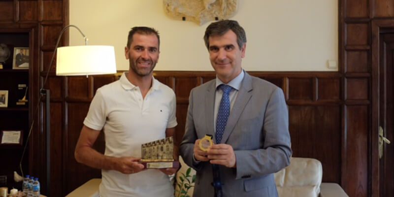 Daniel Molina recibe la felicitación de Antonio Román tras obtener el oro en el campeonato de Europa de para-triatlón