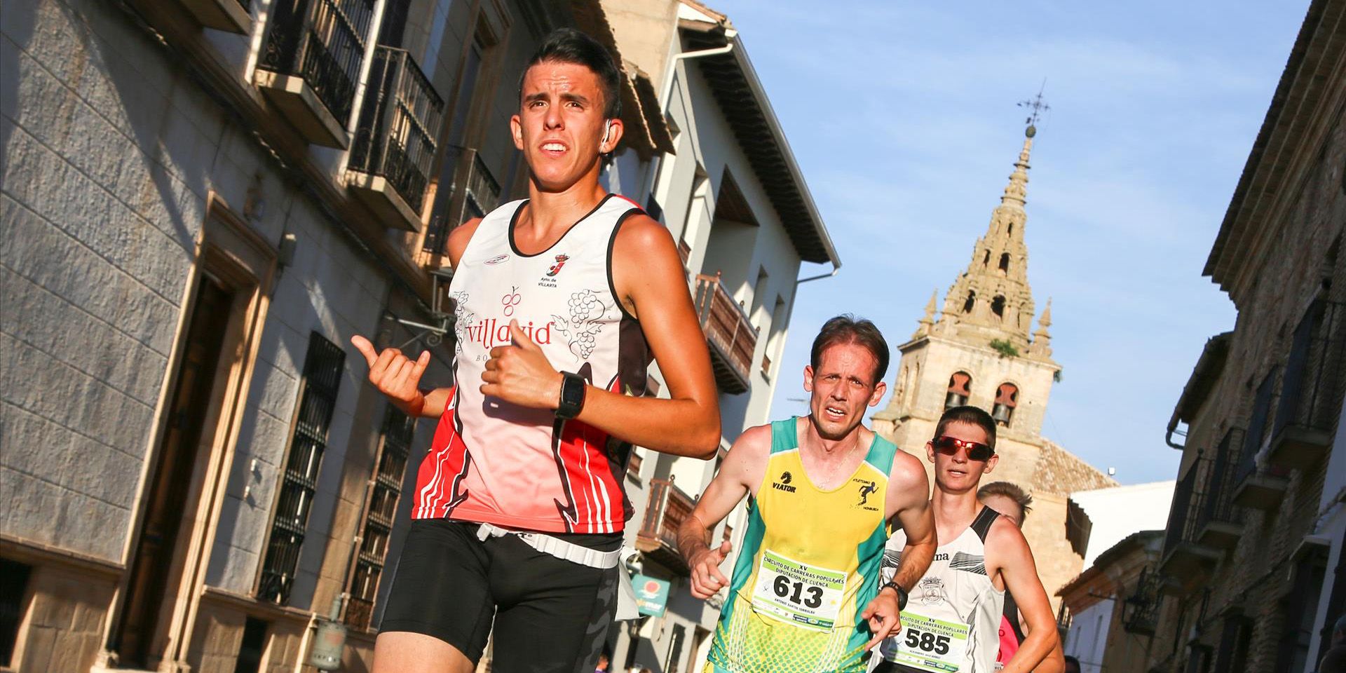 Unos intratables Saúl Ordoño y María Jesús Algarra ganan en la carrera popular de Villanueva de la Jara