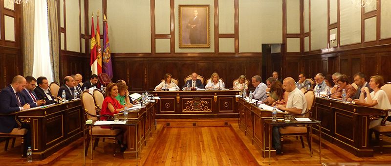 El Pleno de la Diputación de Guadalajara renueva el convenio con la UAH para impartir la cátedra ‘Manu Leguineche’