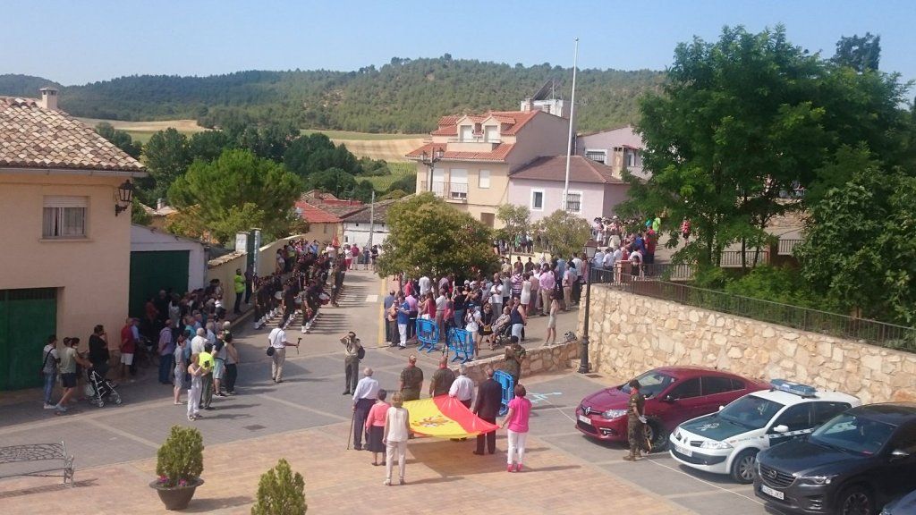 Emotivo Homenaje a la Bandera en Jábaga con la primera visita de un general al pueblo