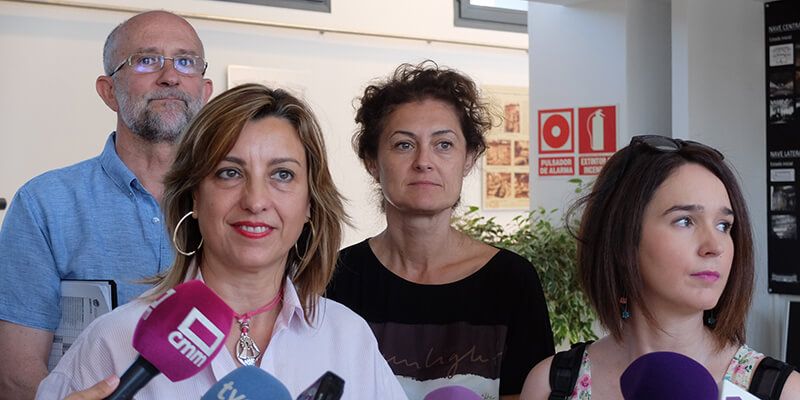 Encarnación Jiménez visita en el Centro de Familia de Los Manantiales a los participantes en Juegópolis y en la ludoteca de verano