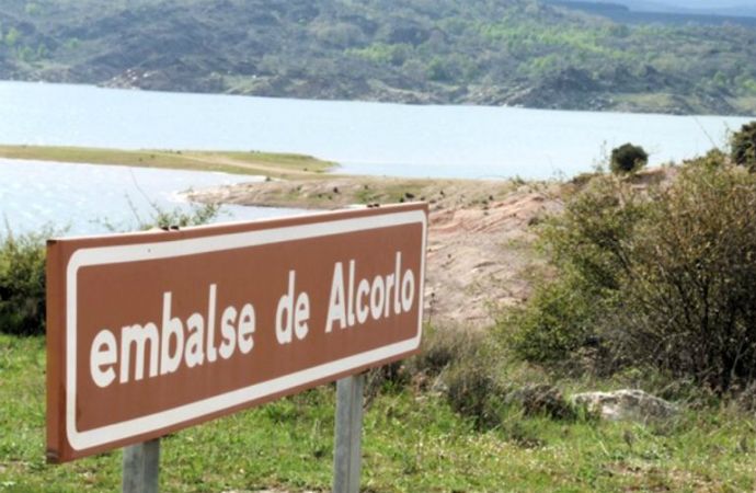 Fallece al salirse de la vía un vehículo en las inmediaciones del embalse de Alcorlo