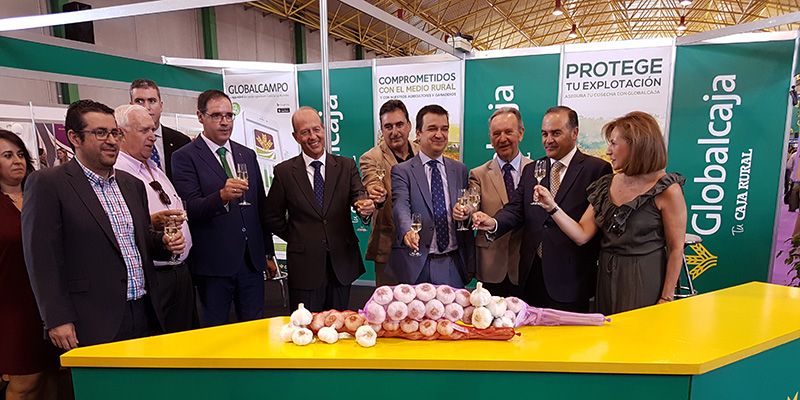 Globalcaja muestra su apoyo al sector del ajo de Las Pedroñeras en la 45 edición de la feria del sector