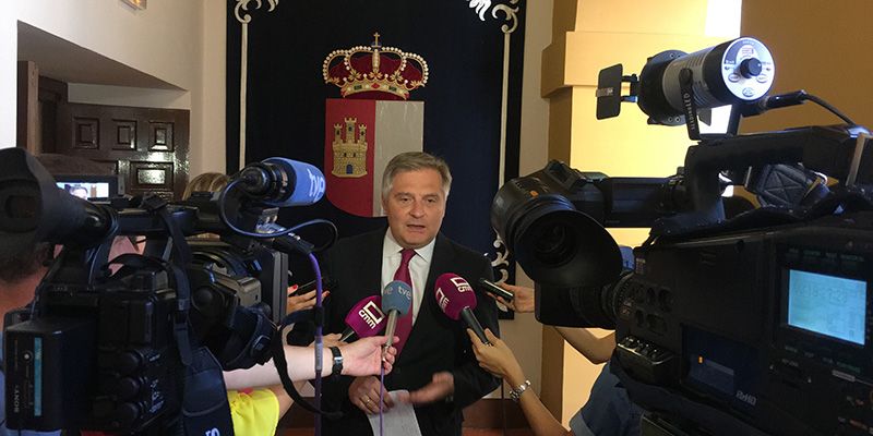 Hernando saca pecho por la encuesta y Cañizares tiene claro que no se la cree ni Page