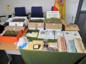 La Guardia Civil detiene a dos personas por tráfico de drogas
