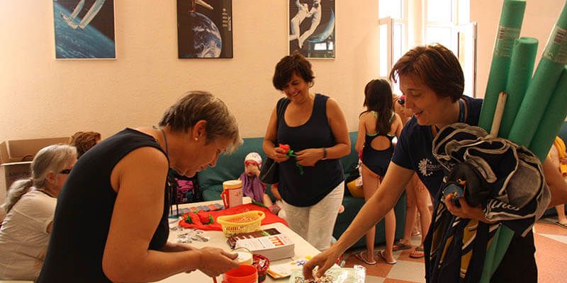 La Junta muestra su apoyo a ADEMCU y participa en la campaña “Mójate por la esclerosis múltiple” en la piscina de Cuenca