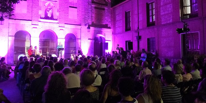 La Plaza del Carmen se llenó de amantes de la poesía que disfrutaron de los Versos a Medianoche