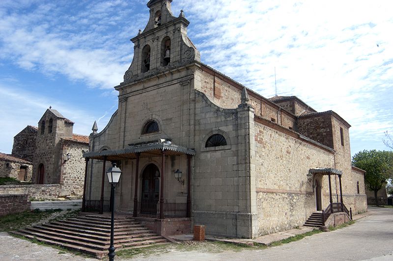 Latre asiste a la inauguración de la ermita de Nuestra Señora de la Salud en Barbatona, tras las obras de remodelación de la cubierta