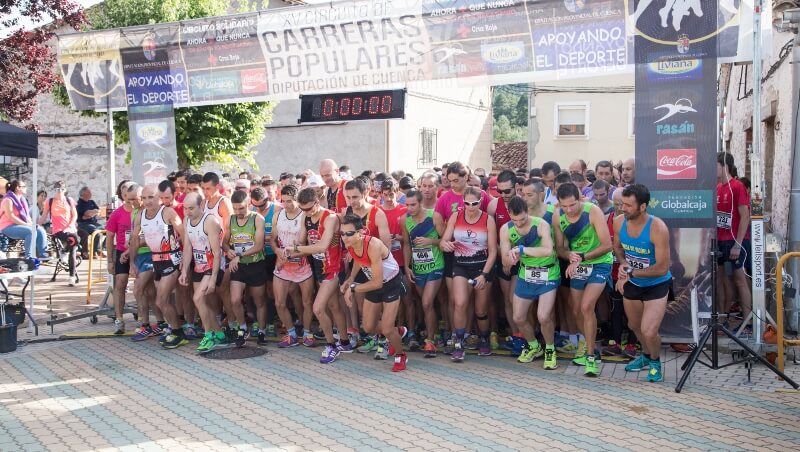 Los atletas Sergio Mena y María Jesús Algarra se imponen en la Carrera Popular de Uña