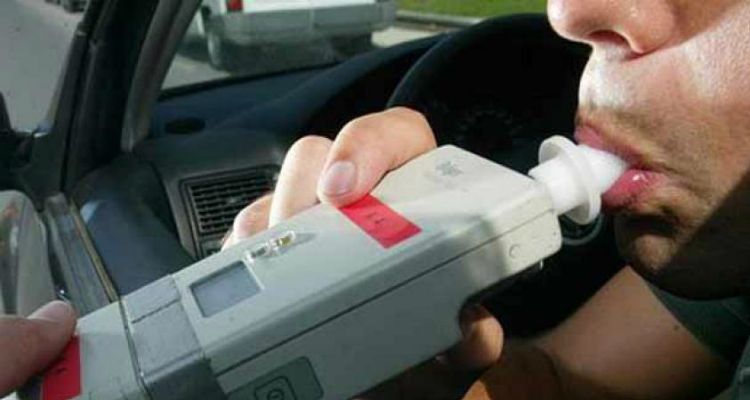 Paralizan a un camionero en Guadalajara con mercancías peligrosas tras triplicar la tasa de alcohol