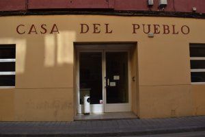Pocos pescadores de Cuenca protestan ante las puertas del PSOE 