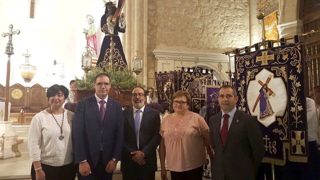 Prieto acompaña a los provencianos en la procesión extraordinaria de los 300 años de la Cofradía del Santísimo Sacramento