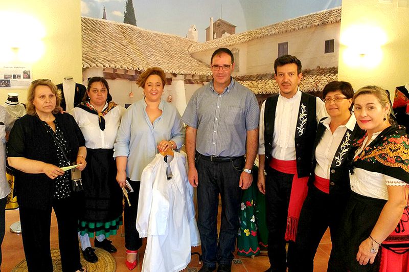 Prieto inaugura en El Pedernoso la exposición de trajes regionales ‘España, raíces y tradiciones’