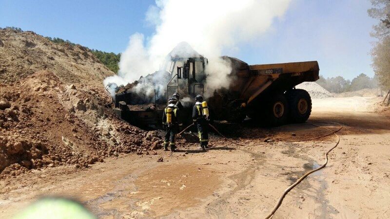 Se incendia un camión en la cantera de Arguisuelas