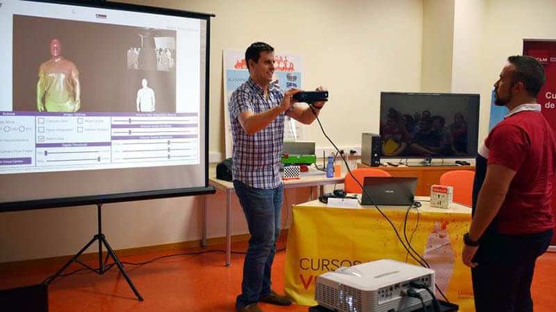 Un curso de verano muestra a sus alumnos la tecnología de la impresión 3D