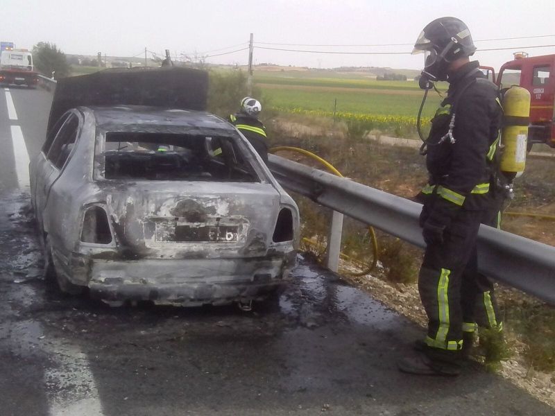 Vehículo se incendia en la autovía cerca de Honrubia