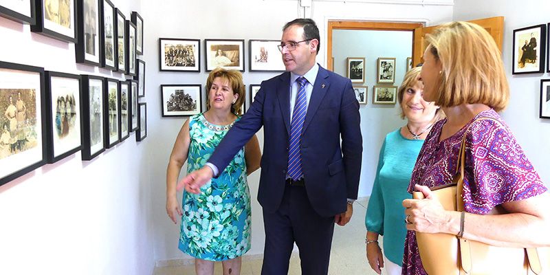 Visita de Prieto y Lozano a la I Exposición de Imágenes para el Recuerdo de Pineda de Gigüela