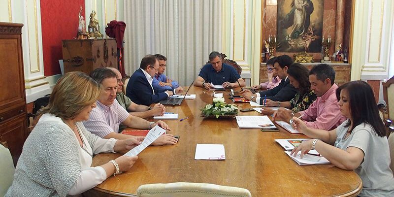 La Junta de Gobierno Local adjudica la iluminación de la Feria de San Julián 2017 y la de Navidad