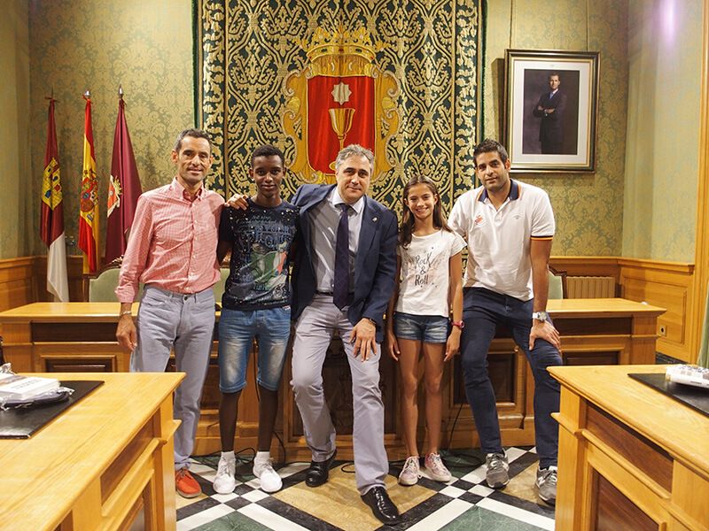 Mariscal recibe a tres grandes jóvenes deportistas conquenses para felicitarles por sus recientes logros esta temporada