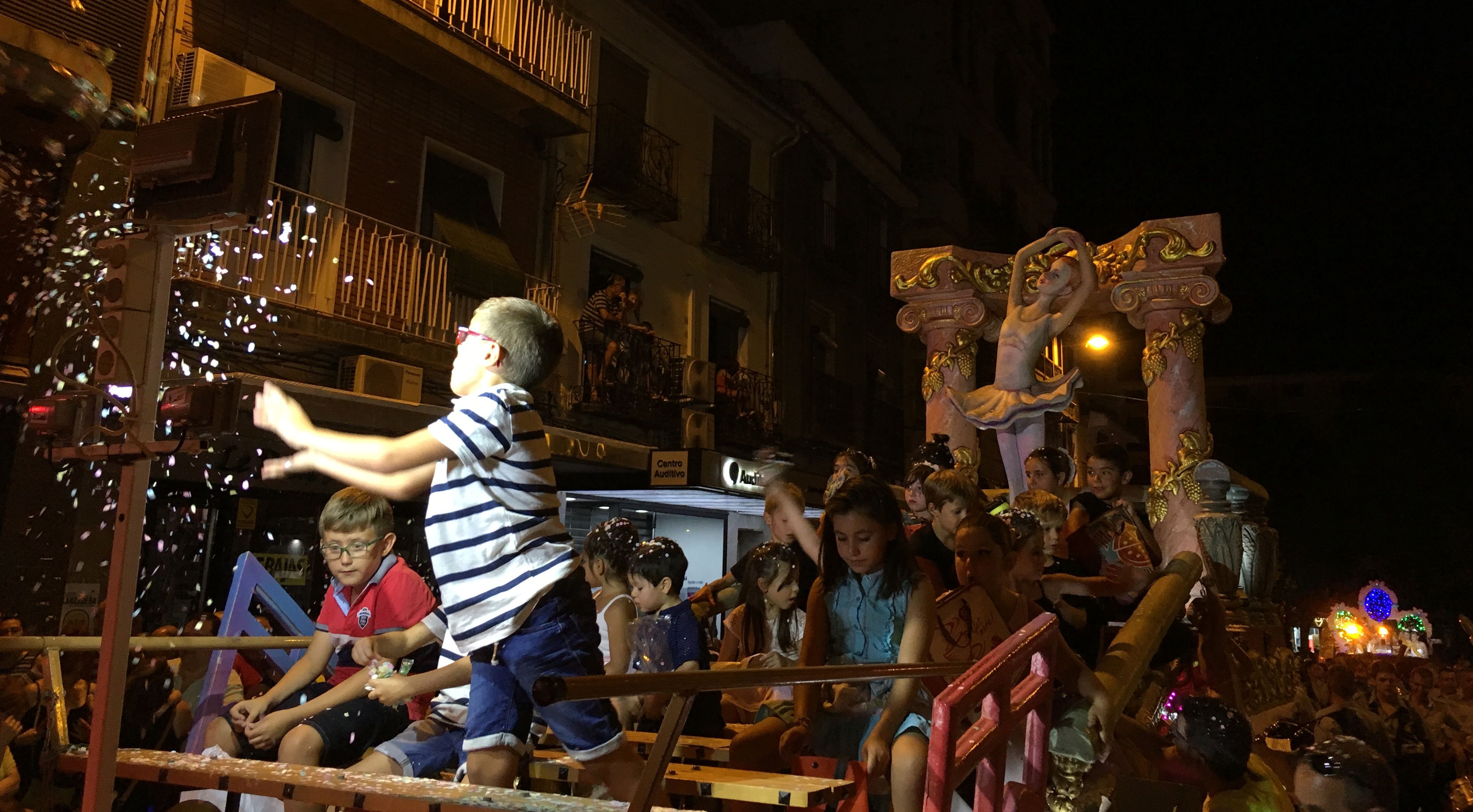 El desfile de carrozas San Julián y su temática «musical» llenan Cuenca de luz y color otro año más