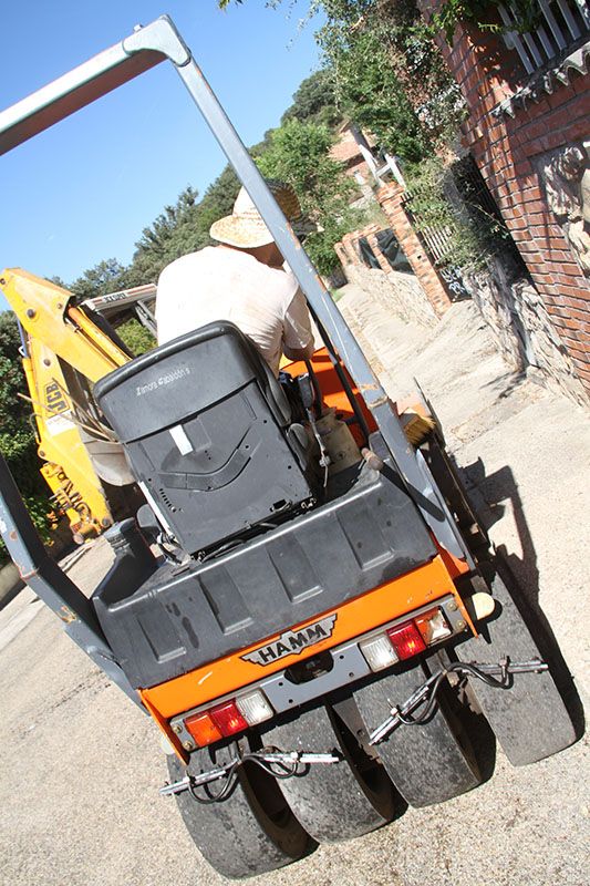 El Ayuntamiento de Fuentenovilla realiza trabajos de mantenimiento en las calles de la Urbanización Las Fuentes