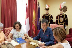 El alcalde y responsables de distintas ONG´s firman los convenios de colaboración para proyectos de Cooperación al Desarrollo en zonas deprimidas de América central y África