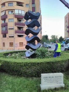 Finalizan los trabajos de colocación de la obra de Jesús Molina en la calle Antonio Maura de Cuenca