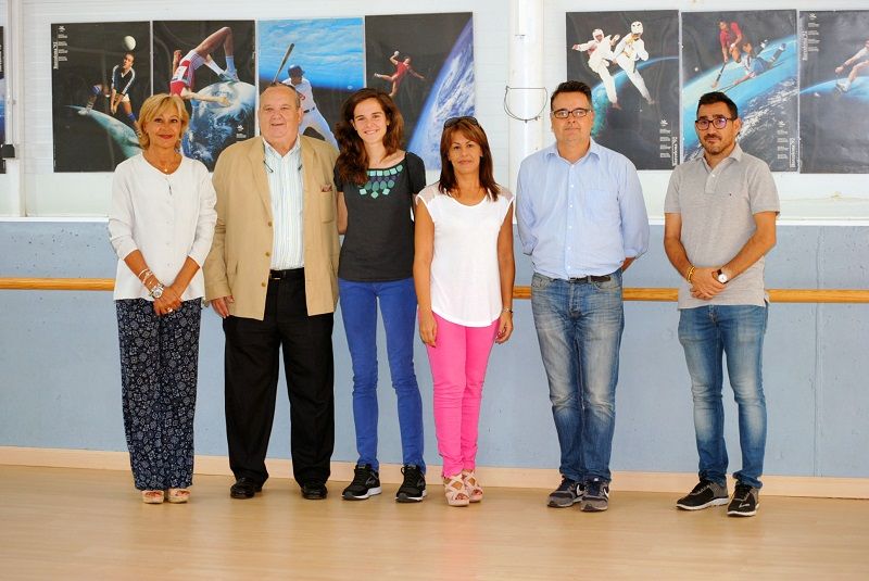 González Lamola dona a El Casar una colección de posters con fotografías de la Tierra hechas por la NASA, conmemorativas de las olimpiadas de Barcelona 92