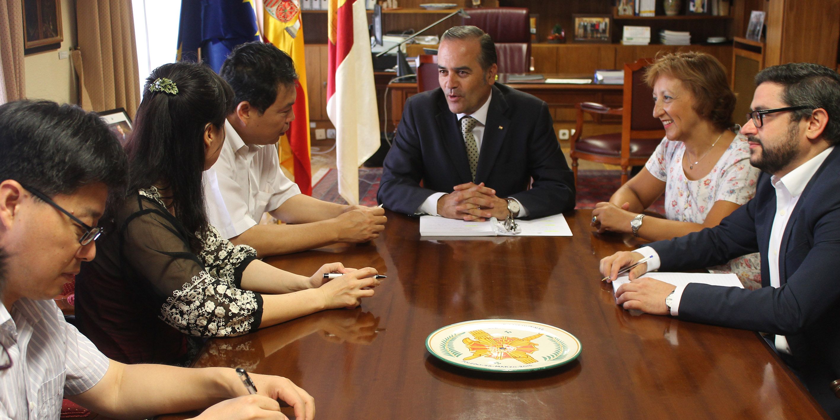 Gregorio se reúne con una delegación policial de Shanghái