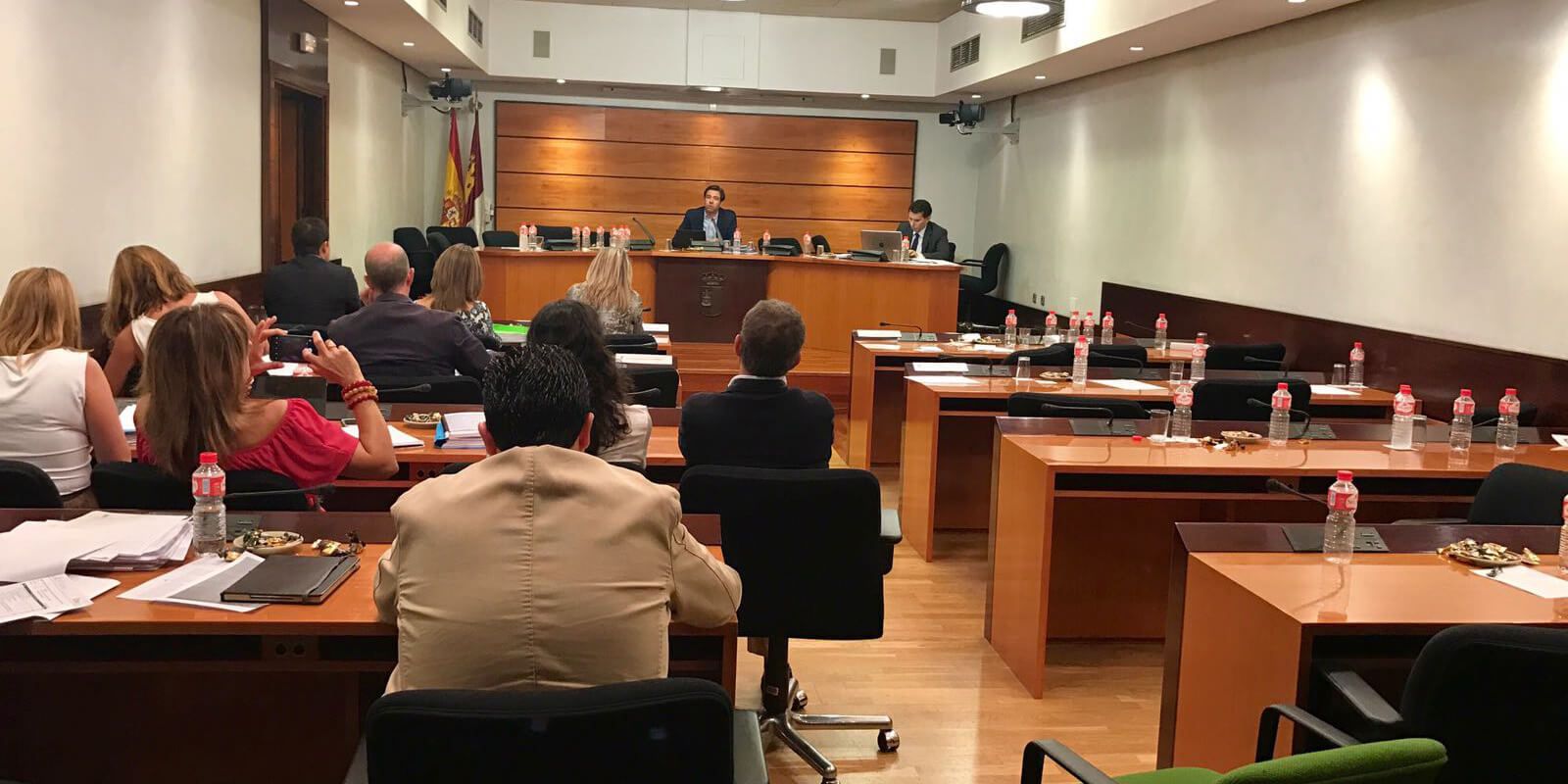 Guarinos denuncia que PSOE y Podemos abandonan la comisión de presupuestos dando ejemplo de una constituyente Venezolana