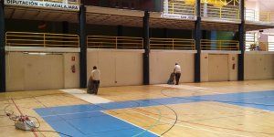 La Diputación de Guadalajara trabaja en la puesta a punto de la pista central del Polideportivo San José