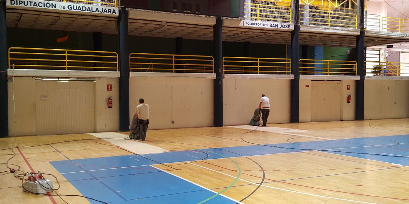 La Diputación de Guadalajara trabaja en la puesta a punto de la pista central del Polideportivo San José