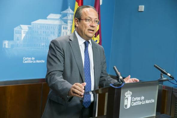 La Junta está dispuesta a "analizar" la enmienda de Psoe y Podemos sobre los "sueldos para toda la vida"