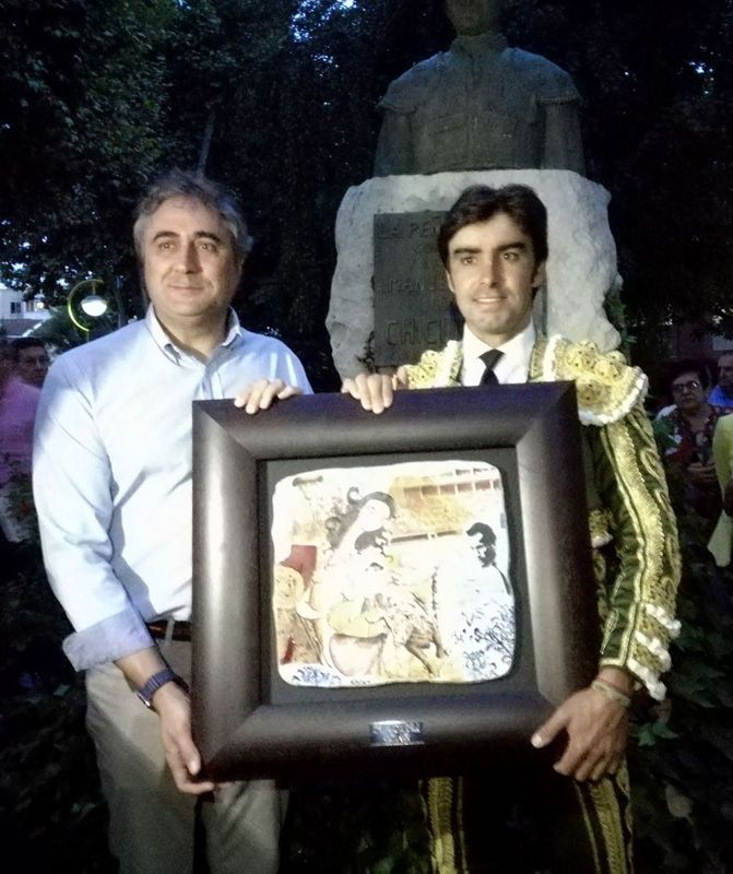 Mariscal entrega el Primer Trofeo Chicuelo II a Miguel Ángel Perera por la mejor faena de la Feria de San Julián 2016