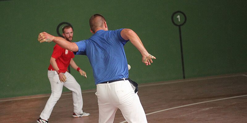 Pastrana inaugura las nuevas instalaciones de su frontón municipal con una exhibición de pelota a mano