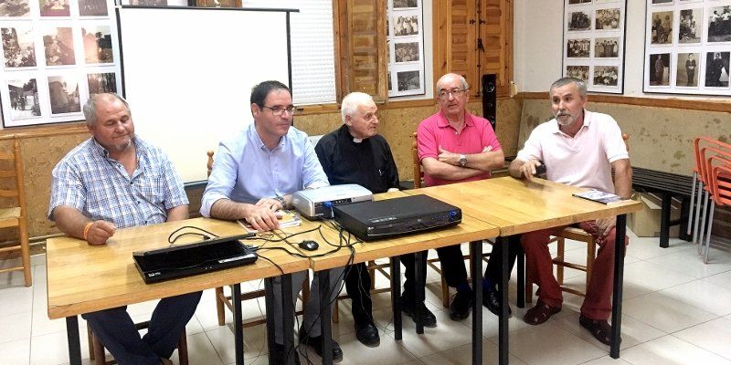 Prieto anima al pueblo de Valdemorillo de la Sierra a continuar rescatando parte de su historia